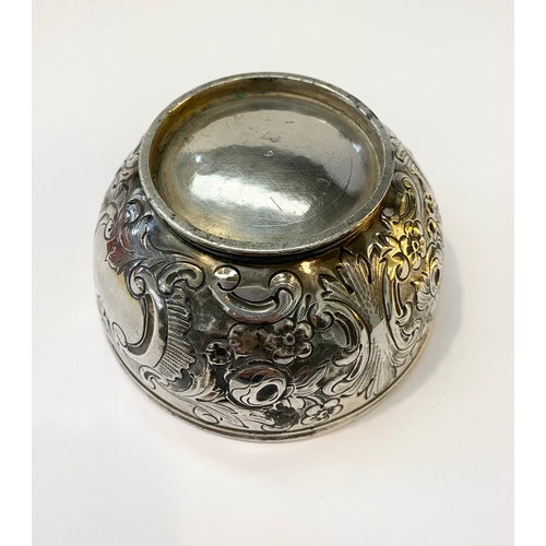 32 - A VERY EARLY 19TH CENTURY SILVER BOWL DECORATED WITH REPOUSEÉ FLORAL & FOLIAGE DECORATION ALL OVER, ... 