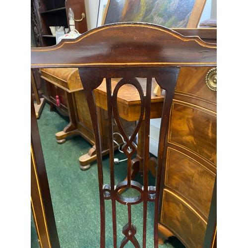 189 - A GOOD QUALITY EDWARDIAN INLAID SIDE CHAIR, with pierced splat back and string inlaid back rest. Wit... 