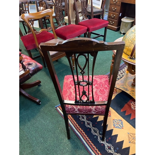 189 - A GOOD QUALITY EDWARDIAN INLAID SIDE CHAIR, with pierced splat back and string inlaid back rest. Wit... 