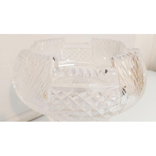 107 - AN EXCELLENT MID 20TH CENTURY WATERFORD CRYSTAL CUT GLASS FOOTED CENTRE PIECE BOWL, a heritage desig... 