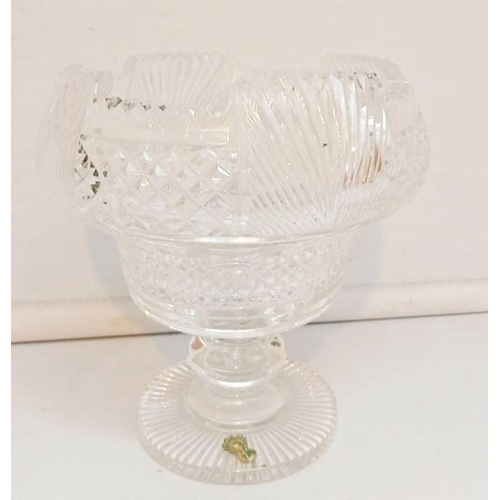 107 - AN EXCELLENT MID 20TH CENTURY WATERFORD CRYSTAL CUT GLASS FOOTED CENTRE PIECE BOWL, a heritage desig... 