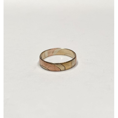 110 - A LOVELY VINTAGE 9CT TRI-TONE WEDDING BAND, interior band marked with Makers Mark LWJ, Sheffield, 37... 