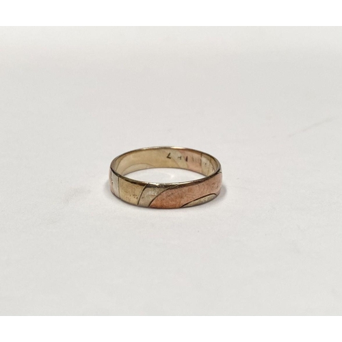 110 - A LOVELY VINTAGE 9CT TRI-TONE WEDDING BAND, interior band marked with Makers Mark LWJ, Sheffield, 37... 