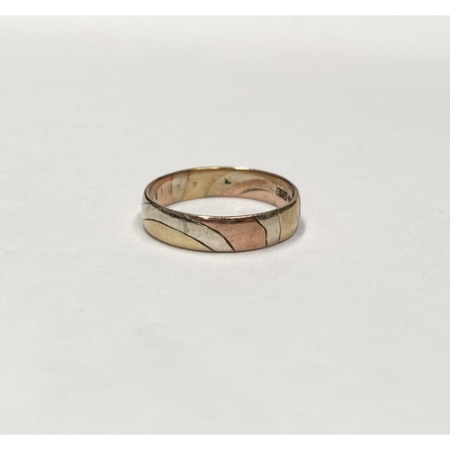 110 - A LOVELY VINTAGE 9CT TRI-TONE WEDDING BAND, interior band marked with Makers Mark LWJ, Sheffield, 37... 