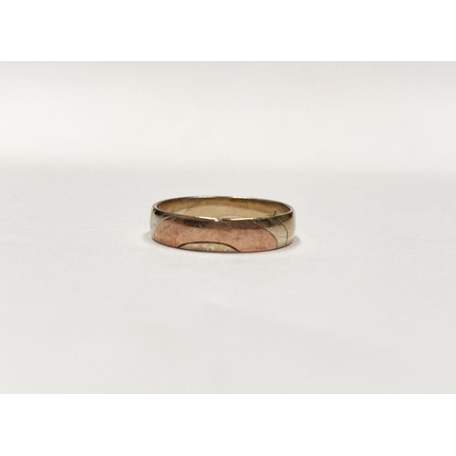 110 - A LOVELY VINTAGE 9CT TRI-TONE WEDDING BAND, interior band marked with Makers Mark LWJ, Sheffield, 37... 