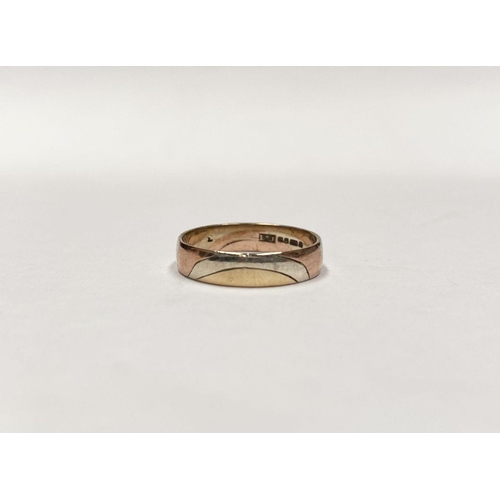 110 - A LOVELY VINTAGE 9CT TRI-TONE WEDDING BAND, interior band marked with Makers Mark LWJ, Sheffield, 37... 