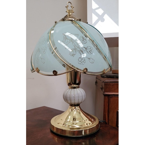 123 - A GOOD QUALITY GLASS TABLE LAMP, with decorative glass shade having floral decoration to it. Dimensi... 