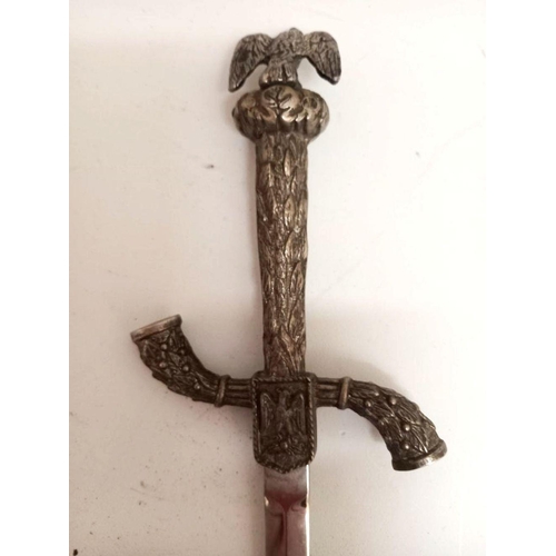 129 - A DECORATIVE LETTER OPENER/PAPER KNIFE, the handle topped with an eagle, 26cm long.