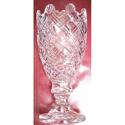 133 - A VERY GOOD QUALITY LARGE MID 20TH CENTURY WATERFORD CRYSTAL CENTREPIECE/VASE measuring 33cm high, e... 