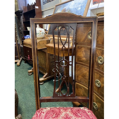 137 - A GOOD QUALITY EDWARDIAN INLAID SIDE CHAIR, with pierced splat back and string inlaid back rest. Wit... 