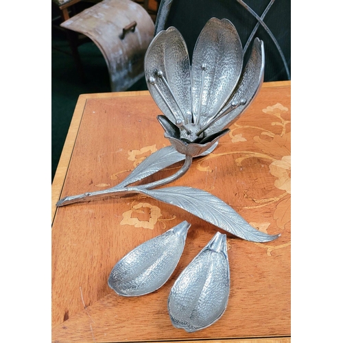 148 - A MIXED LOT: includes: (i) A VINTAGE LOTUS FLOWER MULTI-ASHTRAY FLOWER; the metal flower’s petals de... 