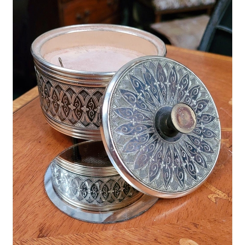 148 - A MIXED LOT: includes: (i) A VINTAGE LOTUS FLOWER MULTI-ASHTRAY FLOWER; the metal flower’s petals de... 