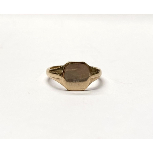 159 - A FINE 9CT YELLOW GOLD GENTLEMANS SIGNET RING, with design in relief to tapered shank, marked to int... 