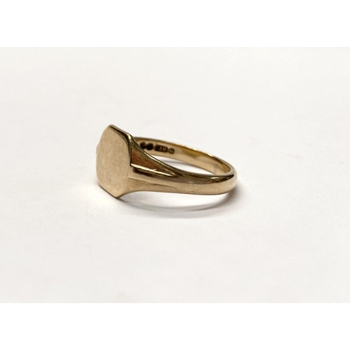 159 - A FINE 9CT YELLOW GOLD GENTLEMANS SIGNET RING, with design in relief to tapered shank, marked to int... 