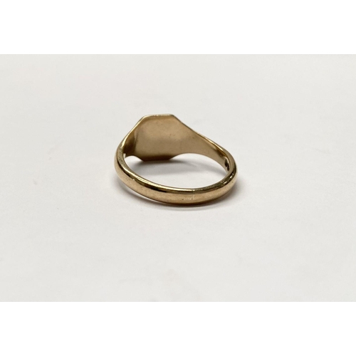 159 - A FINE 9CT YELLOW GOLD GENTLEMANS SIGNET RING, with design in relief to tapered shank, marked to int... 