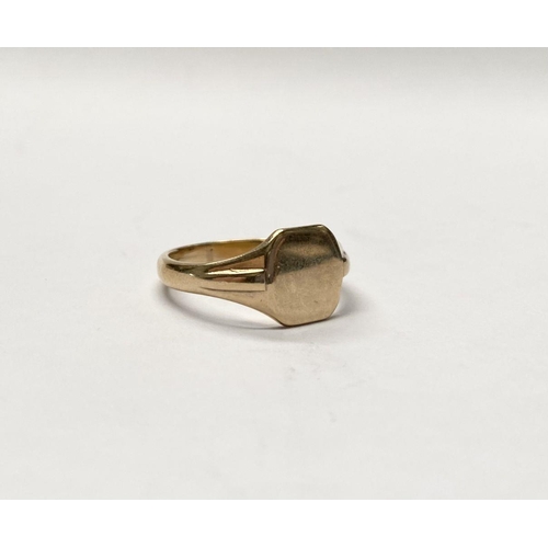 159 - A FINE 9CT YELLOW GOLD GENTLEMANS SIGNET RING, with design in relief to tapered shank, marked to int... 