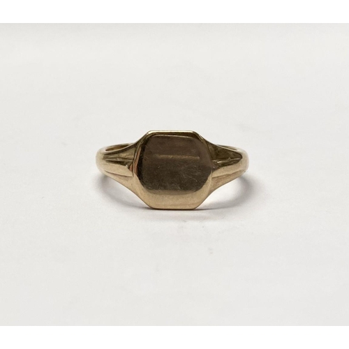 159 - A FINE 9CT YELLOW GOLD GENTLEMANS SIGNET RING, with design in relief to tapered shank, marked to int... 