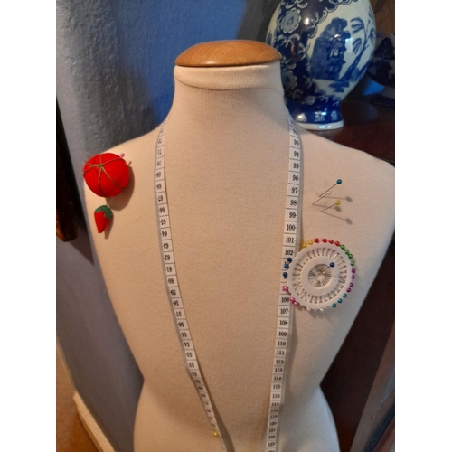 167 - AN ELEGANT DRESS MAKER’S MANNEQUIN, in excellent condition, comes with some pins, pin cushion & meas... 