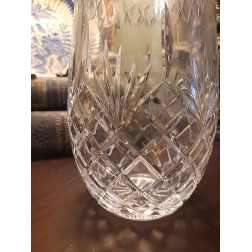 168 - A GOOD QUALITY THOMUND CRYSTAL GLASS VASE, in excellent condition. 20 x 12cm (H x W).