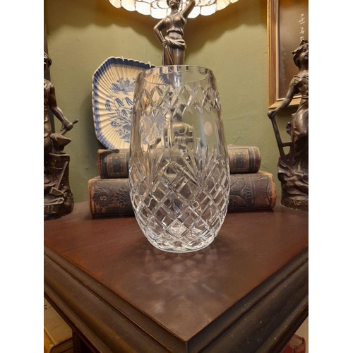 168 - A GOOD QUALITY THOMUND CRYSTAL GLASS VASE, in excellent condition. 20 x 12cm (H x W).