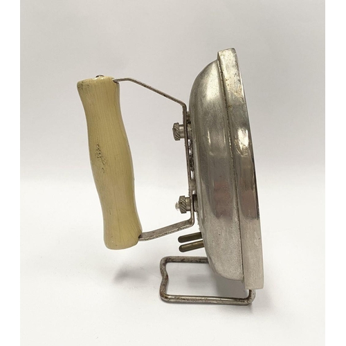 216 - A VINTAGE ELECTRIC TRAVELLING IRON, c.1950, of typical form with detachable cream handle. Dimensions... 