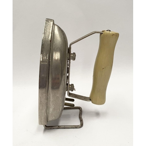 216 - A VINTAGE ELECTRIC TRAVELLING IRON, c.1950, of typical form with detachable cream handle. Dimensions... 