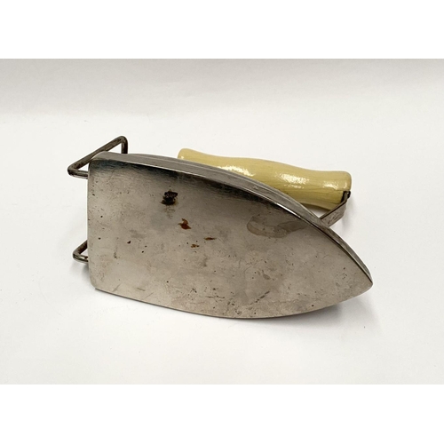 216 - A VINTAGE ELECTRIC TRAVELLING IRON, c.1950, of typical form with detachable cream handle. Dimensions... 