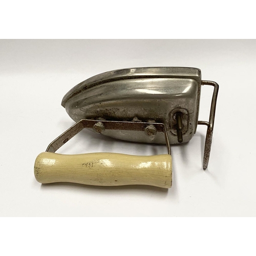 216 - A VINTAGE ELECTRIC TRAVELLING IRON, c.1950, of typical form with detachable cream handle. Dimensions... 