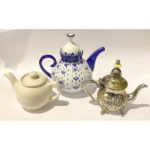 257 - A COLLECTION OF VINTAGE TEAPOTS, to include (i) a decorative possibly silver teapot with bone finial... 