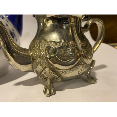 257 - A COLLECTION OF VINTAGE TEAPOTS, to include (i) a decorative possibly silver teapot with bone finial... 