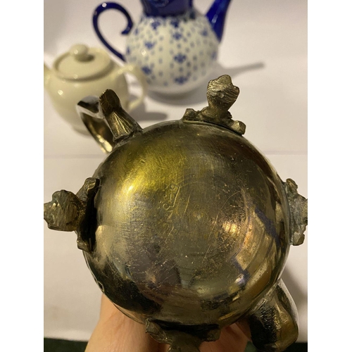 257 - A COLLECTION OF VINTAGE TEAPOTS, to include (i) a decorative possibly silver teapot with bone finial... 