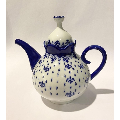 257 - A COLLECTION OF VINTAGE TEAPOTS, to include (i) a decorative possibly silver teapot with bone finial... 