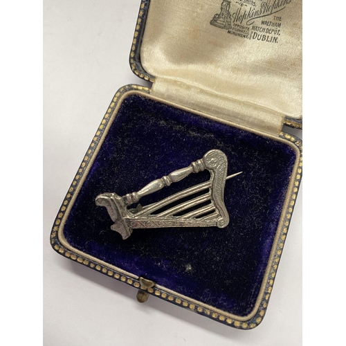 60 - A VINTAGE SILVER TONE CELTIC HARP BROOCH, highly detailed to front and reverse, with no visible Make... 