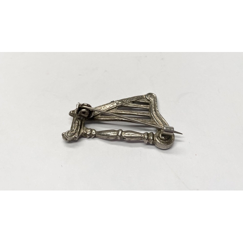 60 - A VINTAGE SILVER TONE CELTIC HARP BROOCH, highly detailed to front and reverse, with no visible Make... 