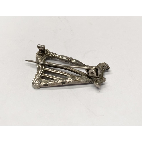 60 - A VINTAGE SILVER TONE CELTIC HARP BROOCH, highly detailed to front and reverse, with no visible Make... 