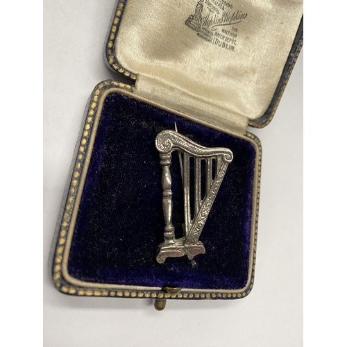 60 - A VINTAGE SILVER TONE CELTIC HARP BROOCH, highly detailed to front and reverse, with no visible Make... 