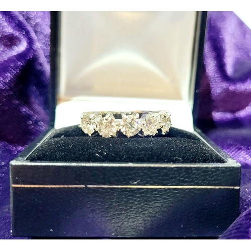 61 - AN 18CT WHITE GOLD 5 STONE DIAMOND RING, total diamond weight 2.00cts, with colour G & Clarity of VS... 