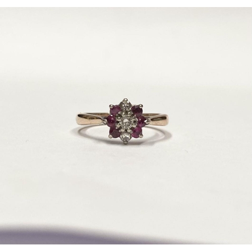 62 - A BEAUTIFUL 18CT YELLOW GOLD DIAMOND & RUBY CLUSTER RING, with central round cut diamond in claw set... 