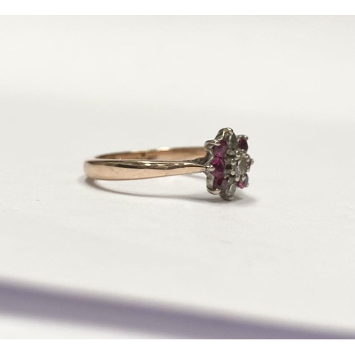 62 - A BEAUTIFUL 18CT YELLOW GOLD DIAMOND & RUBY CLUSTER RING, with central round cut diamond in claw set... 