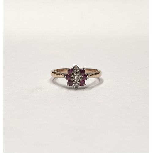 62 - A BEAUTIFUL 18CT YELLOW GOLD DIAMOND & RUBY CLUSTER RING, with central round cut diamond in claw set... 