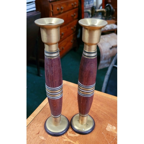 86 - A MIXED CANDLESTICK LOT: (i) A PAIR OF WOOD TURNED BRASS TOPPED CANDLE STICKS, each with brass top &... 