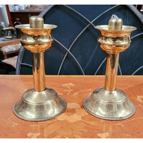 86 - A MIXED CANDLESTICK LOT: (i) A PAIR OF WOOD TURNED BRASS TOPPED CANDLE STICKS, each with brass top &... 