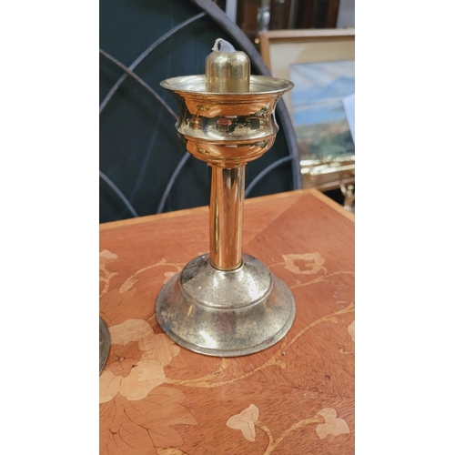 86 - A MIXED CANDLESTICK LOT: (i) A PAIR OF WOOD TURNED BRASS TOPPED CANDLE STICKS, each with brass top &... 