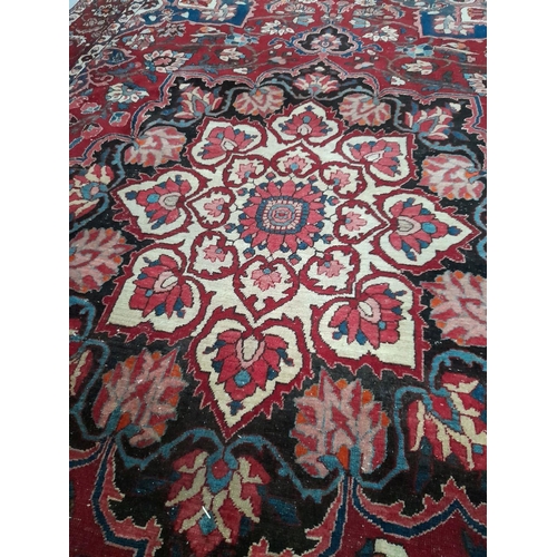 90 - A GOOD PERSIAN BAKHTIARI RUG, hand knotted, in the distinctive Bakhtiari design featuring central fl... 