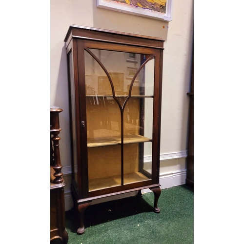 102 - A GOOD QUALITY EARLY 20TH CENTURY GLAZED DISPLAY CASE, neatly sized, with a single astragal glazed d... 