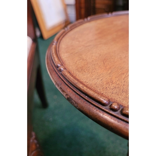 115 - A LOVELY NEATLY SIZED WINE TABLE, with raised edge to the circular top, resting on a turned triple c... 