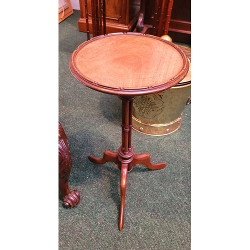 115 - A LOVELY NEATLY SIZED WINE TABLE, with raised edge to the circular top, resting on a turned triple c... 