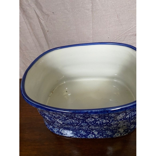 118 - A BLUE AND WHITE FLORAL DESIGN JARDINIERE/FOOTBATH, with floral design in blue surrounding, with two... 