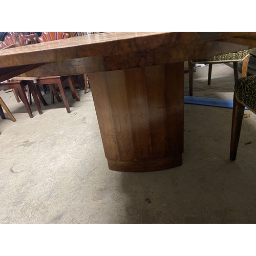 141 - AN EXCELLENT ART DECO WALNUT EXTENDING DINING TABLE WITH FOUR CHAIRS & TWO CARVERS, c.1940, the tabl... 