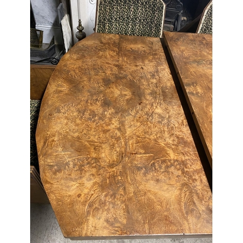 141 - AN EXCELLENT ART DECO WALNUT EXTENDING DINING TABLE WITH FOUR CHAIRS & TWO CARVERS, c.1940, the tabl... 